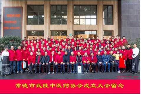 枝垂树老花香远——记身残志坚的退休院长贾谷良
