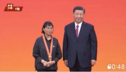 红烛精神如火炬，永放光芒