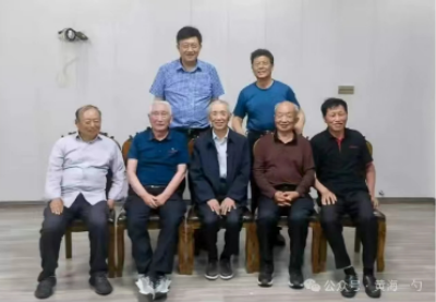 红烛精神如火炬，永放光芒